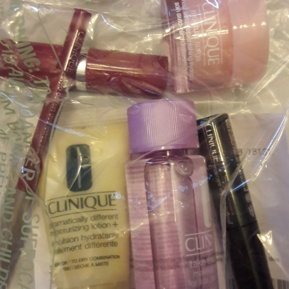 Clinique Bonus!!!   BRAND NEW IN SEALED BAG